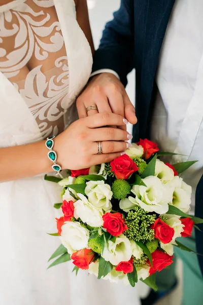 白いウェディング ドレスの花嫁 花嫁の手 — ストック写真