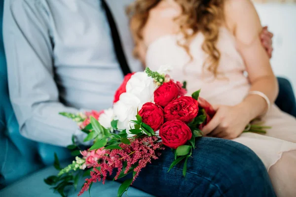 Uma Noiva Vestido Branco Está Segurando Lindo Buquê Casamento — Fotografia de Stock