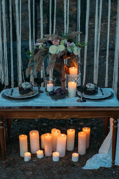 Masa dekorasyonu, iki kişilik romantik bir akşam yemeği