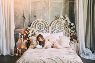 Güzel kadının küçük özel odası sabah yatağın üstüne gelin.