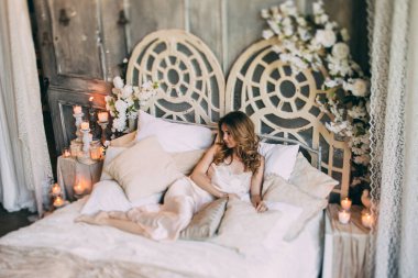 Güzel kadının küçük özel odası sabah yatağın üstüne gelin.