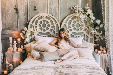 Güzel kadının küçük özel odası sabah yatağın üstüne gelin.