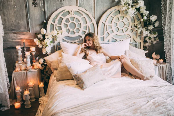 Beau Boudoir Matin Mariée Sur Lit — Photo