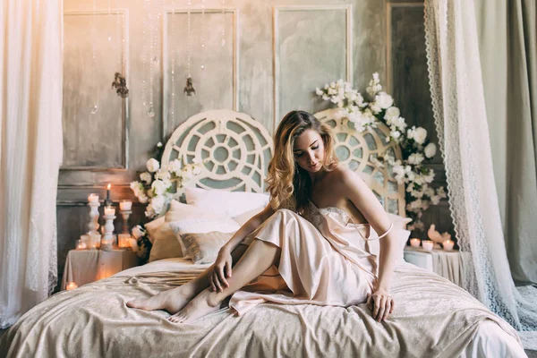 Güzel Kadının Küçük Özel Odası Sabah Yatağın Üstüne Gelin — Stok fotoğraf