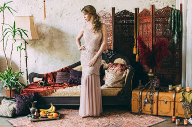 Elbiseli güzel kız ayakta bakıp uzakta oldu.