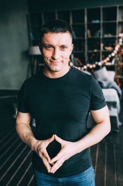 Siyah T Şir bir adam portresi. Erkek portre. Yatak odasında duran bir adam portresi.