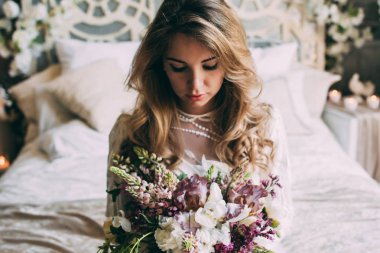 Gelin bir buket çiçek ile portre bir gelin. Gelin gelinlik ve buket çiçek. Sabah gelin.