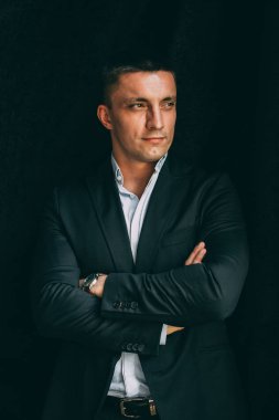 Bir ceket siyah bir zemin üzerine bir adam portresi