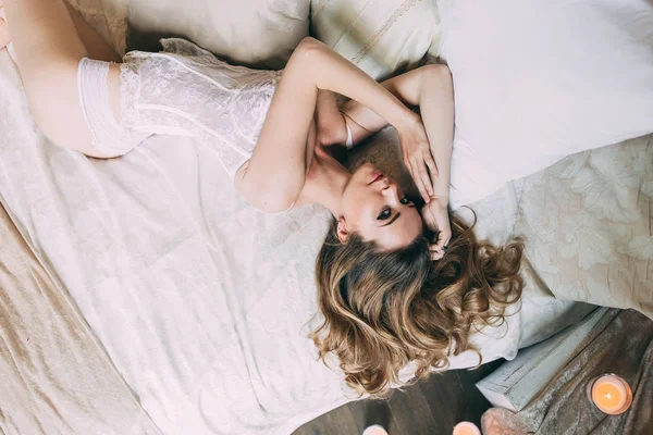 Bella Mattina Boudoir Della Sposa Sul Letto — Foto Stock