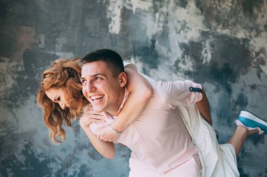 Bir adamla bir kız stüdyoda. Neşeli photosession.