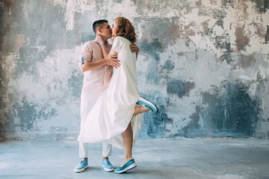 Bir adamla bir kız stüdyoda. Neşeli photosession.