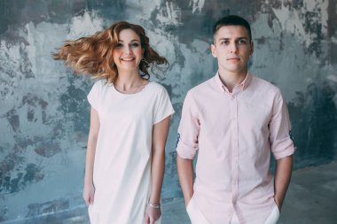 Bir adamla bir kız stüdyoda. Neşeli photosession.