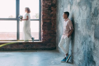 Bir adamla bir kız stüdyoda. Neşeli photosession.