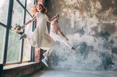 Bir adamla bir kız stüdyoda. Neşeli photosession.