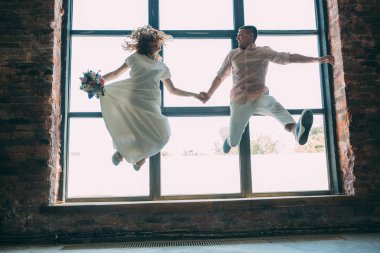 Bir adamla bir kız stüdyoda. Neşeli photosession.