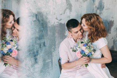 Kız adamla. stüdyoda severler. 