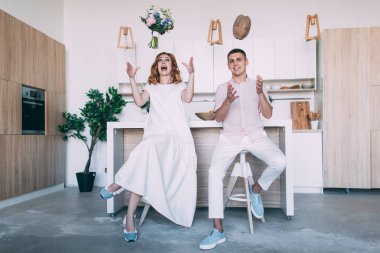 adam ve kız mutfakta