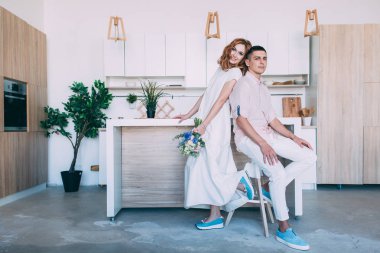 adam ve kız mutfakta