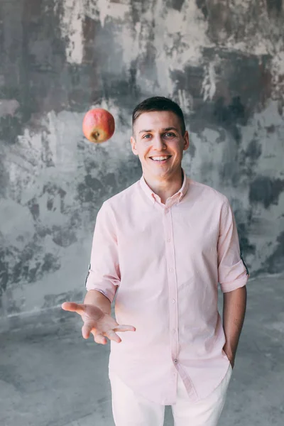 Портрет Молодого Хлопця Білих Штанях Рожева Сорочка Кидає Яблуко — стокове фото
