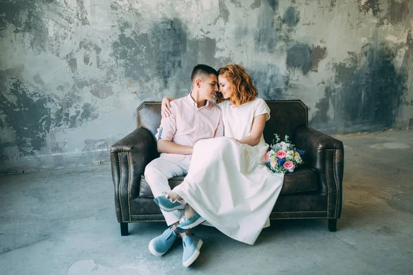 Retrato Lindo Casal Jovem Amoroso Sentar Nariz Nariz Gentilmente Segurar — Fotografia de Stock