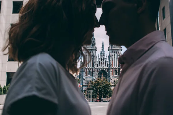 Romantico Incontro Una Coppia Sposi Una Megapoli — Foto Stock