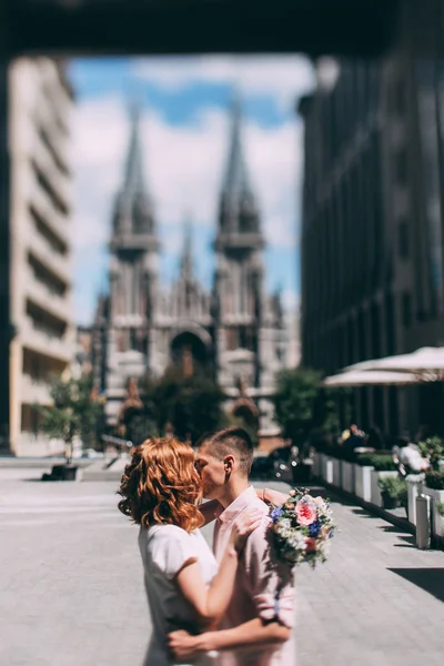 Romantico Incontro Una Coppia Sposi Una Megapoli — Foto Stock