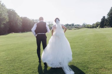 yeni evliler çimenlerin üzerinde yürüyüş