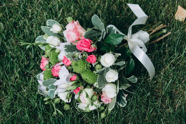 Красивый Свадебный Букет Роз Траве — стоковое фото