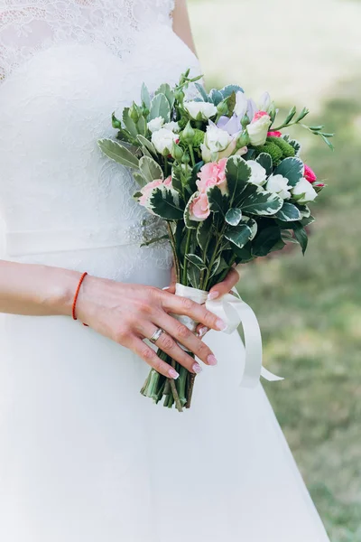 Noiva Está Segurando Buquê Casamento Belas Rosas — Fotografia de Stock