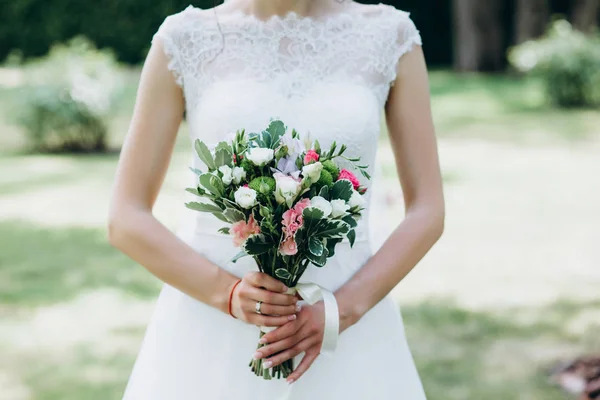 Die Braut Hält Einen Hochzeitsstrauß Mit Schönen Rosen — Stockfoto