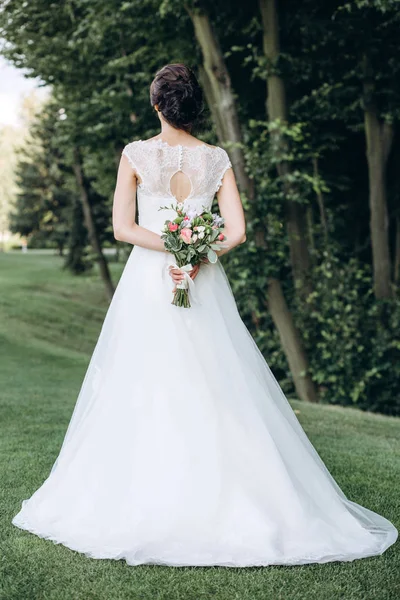 Die Braut Hält Einen Hochzeitsstrauß Mit Schönen Rosen — Stockfoto