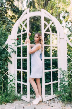 ekose bir küçük kapı kız