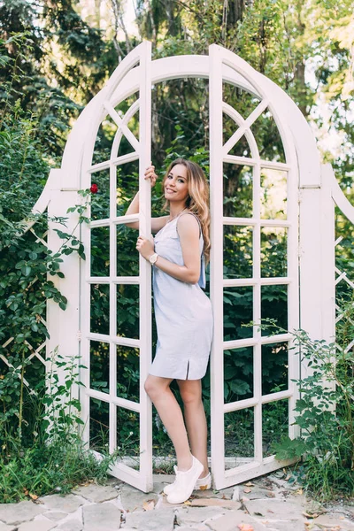 ekose bir küçük kapı kız