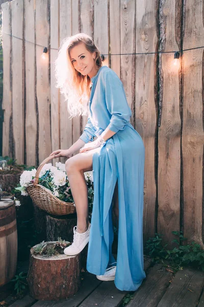 Menina Vestido Vestir Azul Com Cesta Flores — Fotografia de Stock