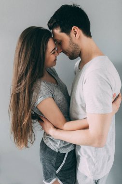 Bir adam ve bir kız rahat bir ev ortamı içinde fotoğraf çekimi.