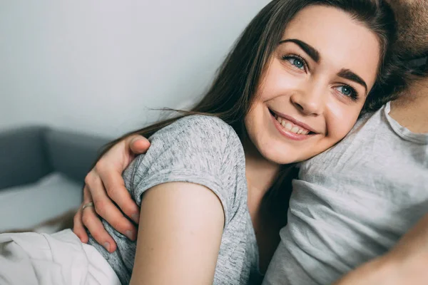 Une Séance Photo Mec Une Fille Dans Environnement Familial Confortable — Photo