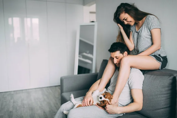 Uma Sessão Fotos Cara Uma Garota Ambiente Acolhedor Casa Membro — Fotografia de Stock