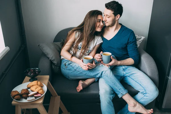 Une Séance Photo Mec Une Fille Dans Environnement Familial Confortable — Photo