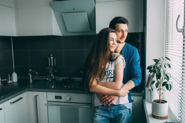 Une Séance Photo Mec Une Fille Dans Environnement Familial Confortable — Photo