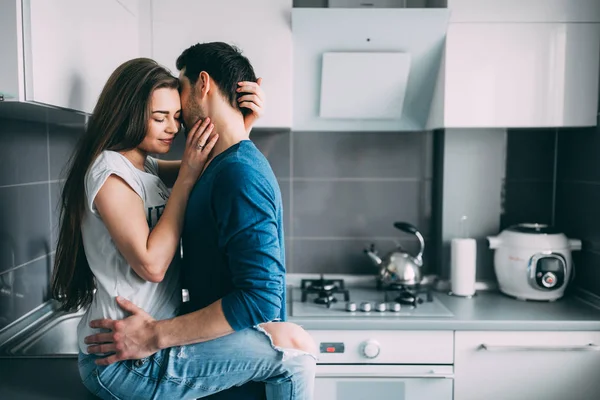 Une Séance Photo Mec Une Fille Dans Environnement Familial Confortable — Photo