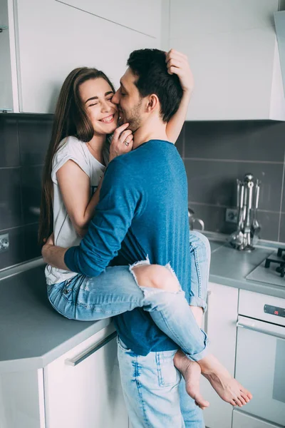 Une Séance Photo Mec Une Fille Dans Environnement Familial Confortable — Photo