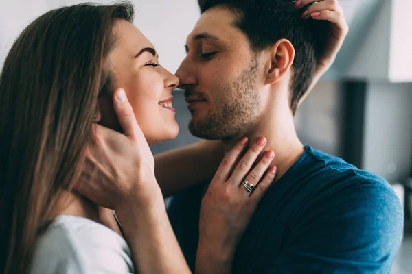 Una Sesión Fotos Chico Una Chica Ambiente Acogedor Casa —  Fotos de Stock