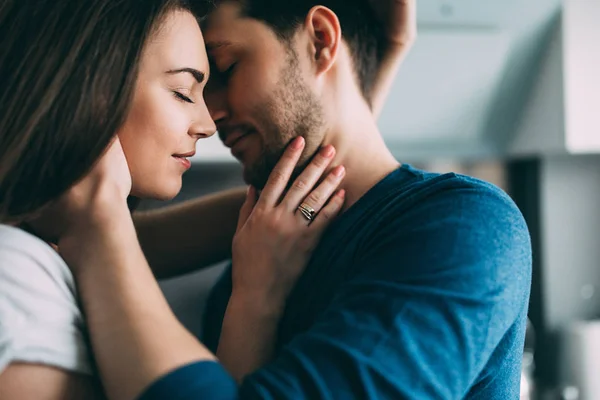 Een Fotosessie Voor Een Jongen Een Meisje Een Gezellige Huiselijke — Stockfoto