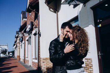 Güzel bir genç çift akşam fotoğraf oturumunda.