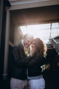 Güzel bir genç çift akşam fotoğraf oturumunda.