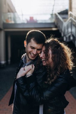 Güzel bir genç çift akşam fotoğraf oturumunda.