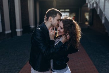 Güzel bir genç çift akşam fotoğraf oturumunda.