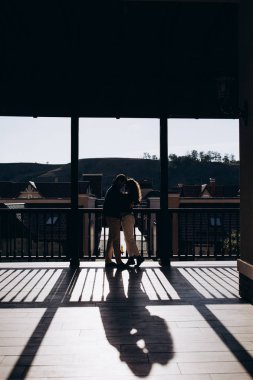 Güzel bir genç çift akşam fotoğraf oturumunda.