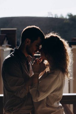 Güzel bir genç çift akşam fotoğraf oturumunda.