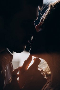 Güzel bir genç çift akşam fotoğraf oturumunda.